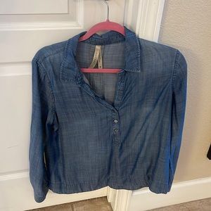 Cute, light jean shirt, v-neck with three buttons